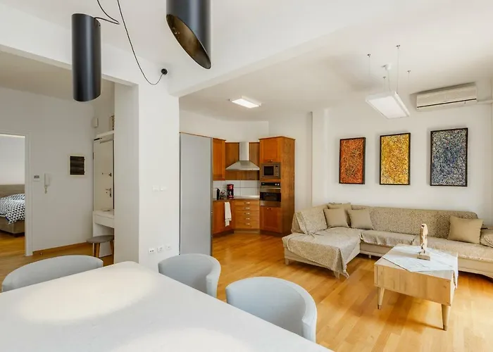 Brand-New Modern Flat In Heart Of City